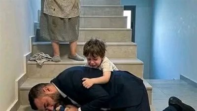لما وقعت على السلم قررت أعمل نفسي مغمى عليّ علشان أختبر المربية الجديدة لابني.
