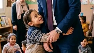 دخل رجل اعمال غني دار أيتـام عشان يمضي شيك تبرع ويمشي قبل ما الكاميرات تبدأ تصوره.