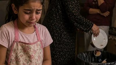 بنتي عندها 8 سنين قضت 5 ساعات كاملة بتعمل كب كيك لعشا العيلة… أمي رمتهم في الزبالة. 