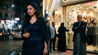 سافرت 18 ساعة عشان فرح أخت جوزي… ولما وصلت القاعة، حمايا وقفني عند الباب وقال: “العيلة بس…