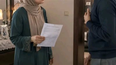 قال زوجي إنه مسافر للعمل خمسة عشر يومًا… لكنه كان يقضيها مع صديقتي المقرّبة في شقةٍ مستأجرة.