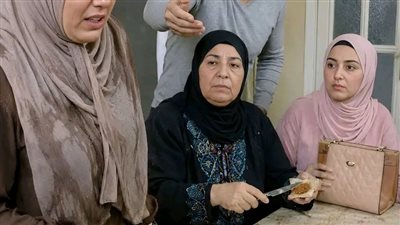 ألقى زوجي كوب الشاي في وجهي أثناء الإفطار… فقط لأنني رفضت إعطاء أختِه بطاقة راتبي