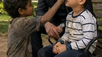 قال طفل حافي القدمين لابن المليونير الأعمى: “هحط طين على عينيك…