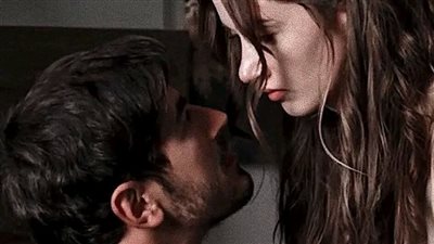 كنتُ قد انتهيتُ للتو من تنظيف حماتي المشلولة، عندما عاد زوجي “رامي” بعد ثلاث سنوات من العمل بالخارج.