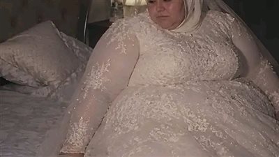 تزوّجتُ ابنةَ رجلٍ ثري، فتاةً سمينة لا يريدها أحد… فقط لأدفع ثمن جهاز الأكسجين لأمي.