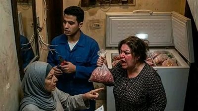وانا واقفه فى مكان شغلى شوفت طليقى اللى رمانى بدون ذره رحمه لما حب واحده جديده 