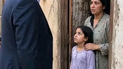 قرر المليونير أن يزور بيت خادمته فجأة، لم يكن يتخيل أن الباب الخشبي القديم الذي سيفتحه سيكشف له سرًا يخص
