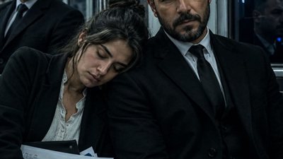 حـطّت راسـها عـلى كـتف راجـل غـريب فـي الـمترو وهـي غـرقانة فـي الـنوم